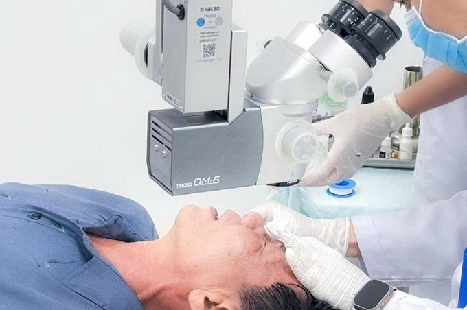 Người đàn ông bỏng mắt vì dùng xăng thơm vệ sinh không đeo kính bảo hộ