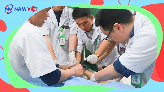 Người phụ nữ bị cuốn bàn tay vào máy xay thịt.
