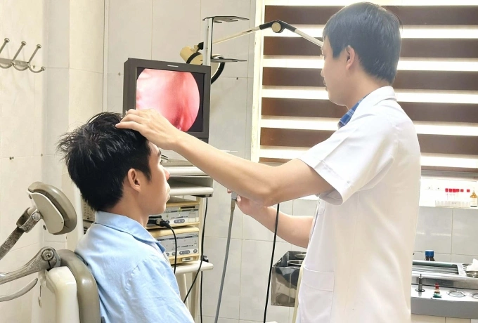 Nam công nhân bị mũi khoan đá đâm xuyên hốc mũi nguy kịch