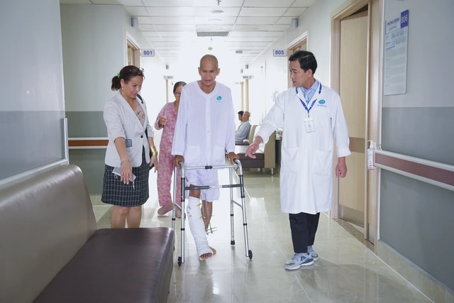 Người đàn ông 61 tuổi nhập viện vì tai nạn máy cắt cỏ và phát hiện sỏi thận
