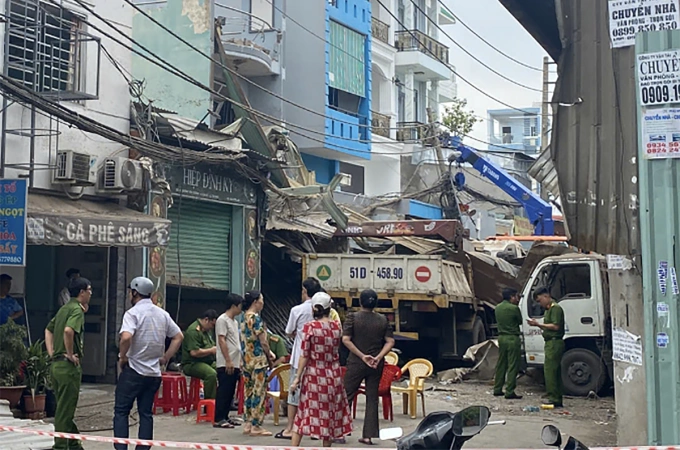 Nổ lò hơi làm sập hai căn nhà ở TPHCM
