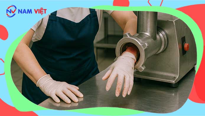 Người phụ nữ bị cuốn bàn tay vào máy xay thịt