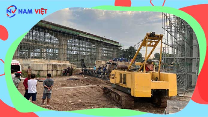 Cần cẩu đổ trong dự án vành đai 3, một công nhân tử vong